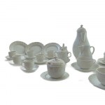 Coffee service early 20th century in white porcelain, with wavy motif decoration and phytomorphic elements composed of: 1 coffee pot, 2 milk jugs, 1 sugar bowl, 1 butter dish, 1 spice rack, 6 cups with saucer, 9 dessert plates, 3 teacups with plates pcs. 