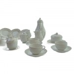 Coffee service early 20th century in white porcelain, with wavy motif decoration and phytomorphic elements composed of: 1 coffee pot, 2 milk jugs, 1 sugar bowl, 1 butter dish, 1 spice rack, 6 cups with saucer, 9 dessert plates, 3 teacups with plates pcs. 