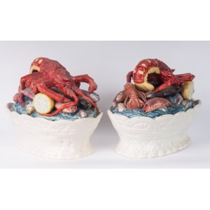 Pair of white earthenware vegetable dishes 34 x 24 x 16.5 cm with lid with embossed fish and shellfish. Probably Italian manufacture, first half of the 20th century State of preservation: good. minimal restorations to the lid., Pair of white earthenware v
