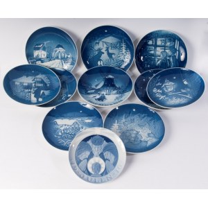 Lot of sixty-seven plates 20th century diameter 18 x 2.5 cm with Christmas scenes, wall mounted, in blue background porcelain. B and G manufacture. Denmark. From the first half of the 20th century to the end of the 20th century State of preservation: good