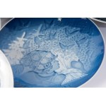 Lot of sixty-seven plates 20th century diameter 18 x 2.5 cm with Christmas scenes, wall mounted, in blue background porcelain. B and G manufacture. Denmark. From the first half of the 20th century to the end of the 20th century State of preservation: good