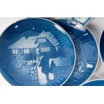 Lot of sixty-seven plates 20th century diameter 18 x 2.5 cm with Christmas scenes, wall mounted, in blue background porcelain. B and G manufacture. Denmark. From the first half of the 20th century to the end of the 20th century State of preservation: good