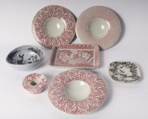 Lot of seven ceramic pieces 70's in different shapes, sizes and decorations. Author's signature in red under enamel State of preservation: very good, Lot of seven ceramic pieces 70's in different shapes, sizes and decorations. Author's sig