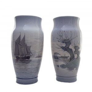 Pair of vases, second half of the 20th century 43 x 14 cm in polychrome porcelain, baluster shape with landscape decoration in shaded grey on a white background. Royal Copenhagen manufacture State of conservation: one of the vases has an oval abrasion alo