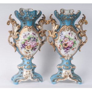 Pair of polychrome porcelain potiches France, second half of the 19th century 35 x 15 cm Baroque style with baluster body and flared shell-shaped foot and bud-shaped upper rim. Floral decoration within reserve on a white background with pure gold finishes