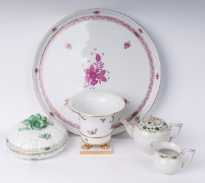 Zestaw pięciu polichromowanych porcelanowych naczyń z drugiej połowy XX wieku, składający się z: dzbanka na mleko, dzbanka na kawę, pudełka, wazonu z trąbką na czterech nóżkach i tacy. Różne rozmiary z dekoracją kwiatową i owadami z czystymi złotymi wykoń