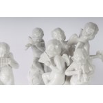 Set of white porcelain music-making angels composed of: 19 x 7.5 cm; 16 x 5 cm a centerpiece with four angels and four single angels all on a pedestal in the shape of a bud. Ginori manufacture. first half of the 20th century State of conservation: one ang