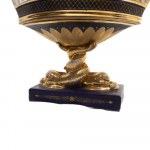 Centerpiece stand, Vienna, 19th century 27 x 17 x 8.5 cm in porcelain in the shape of an oval basket with a double ruff. Rectangular base on which rest a pair of invented fish that support the openwork basket. Base decoration in cobalt blue with floral fi