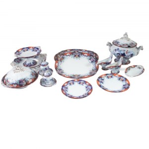 Japanese-decorated ceramic set, Yeddo model mid 20th century consisting of: 9 deep bowls, 37 flat bowls, 14 dessert plates, 4 sauce boats, 8 serving plates of different sizes, 2 trays, 1 tureen, 2 cake stands and 1 fruit bowl, 78 pieces. Villeroy and Boch