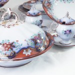 Japanese-decorated ceramic set, Yeddo model mid 20th century consisting of: 9 deep bowls, 37 flat bowls, 14 dessert plates, 4 sauce boats, 8 serving plates of different sizes, 2 trays, 1 tureen, 2 cake stands and 1 fruit bowl, 78 pieces. Villeroy and Boch
