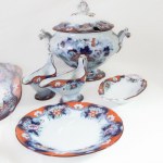 Japanese-decorated ceramic set, Yeddo model mid 20th century consisting of: 9 deep bowls, 37 flat bowls, 14 dessert plates, 4 sauce boats, 8 serving plates of different sizes, 2 trays, 1 tureen, 2 cake stands and 1 fruit bowl, 78 pieces. Villeroy and Boch