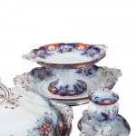 Japanese-decorated ceramic set, Yeddo model mid 20th century consisting of: 9 deep bowls, 37 flat bowls, 14 dessert plates, 4 sauce boats, 8 serving plates of different sizes, 2 trays, 1 tureen, 2 cake stands and 1 fruit bowl, 78 pieces. Villeroy and Boch