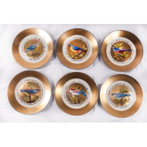 Lot of six knife plates diameter 24.6 x 2.6 cm in polychrome porcelain with a golden brim and blue trim. Wide white-bottomed hollow with a reproduction of a bird within a golden reserve. Ring-shaped back on a lowered background with a blue manufacturing s