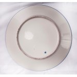 Lot of six knife plates diameter 24.6 x 2.6 cm in polychrome porcelain with a golden brim and blue trim. Wide white-bottomed hollow with a reproduction of a bird within a golden reserve. Ring-shaped back on a lowered background with a blue manufacturing s