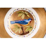 Lot of six knife plates diameter 24.6 x 2.6 cm in polychrome porcelain with a golden brim and blue trim. Wide white-bottomed hollow with a reproduction of a bird within a golden reserve. Ring-shaped back on a lowered background with a blue manufacturing s