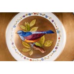 Lot of six knife plates diameter 24.6 x 2.6 cm in polychrome porcelain with a golden brim and blue trim. Wide white-bottomed hollow with a reproduction of a bird within a golden reserve. Ring-shaped back on a lowered background with a blue manufacturing s