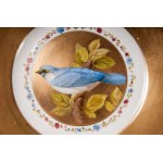 Lot of six knife plates diameter 24.6 x 2.6 cm in polychrome porcelain with a golden brim and blue trim. Wide white-bottomed hollow with a reproduction of a bird within a golden reserve. Ring-shaped back on a lowered background with a blue manufacturing s
