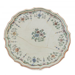 Centerpiece stand MANIFATTURA IMOLESE SECONDA METÀ XVIII SECOLO diameter 31 x 6 x 13 cm in polychrome ceramic, with a sixteen-pointed mixtilinear edge, with a raised rim. Short quadrangular support neck with a ribbed body flaring towards the bottom. Flora