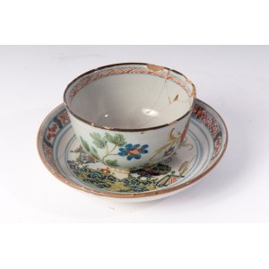 Lot of two coffee cups with saucer second half of the 18th century in polychrome ceramics of which: bell-shaped cup with en suite plate, &quot;carnation&quot; decoration 5.5 x 7.5 cm and 12.4 x 3 cm; Litron cup with ear grip and en suite plate, monochrome