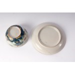 Lot of two coffee cups with saucer second half of the 18th century in polychrome ceramics of which: bell-shaped cup with en suite plate, &quot;carnation&quot; decoration 5.5 x 7.5 cm and 12.4 x 3 cm; Litron cup with ear grip and en suite plate, monochrome