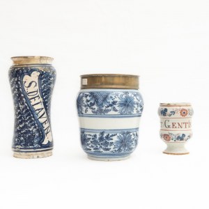 lot of three white and blue ceramic jars ITALY, 18th century in different shapes and sizes. State of preservation: missing and broken parts., lot of three white and blue ceramic jars ITALY, 18th century in different shapes and sizes. State of preservation