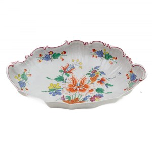 Marshal, MANIFATTURA GINORI DI DOCCIA FINE XVIII SECOLO 24 x 17 x 5 cm in polychrome porcelain, elliptical in shape, with a mixtilinear edge with raised long sides like a shell, slightly ribbed edges tapered towards the bottom, lowered back. Tulip decor