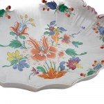 Marshal, MANIFATTURA GINORI DI DOCCIA FINE XVIII SECOLO 24 x 17 x 5 cm in polychrome porcelain, elliptical in shape, with a mixtilinear edge with raised long sides like a shell, slightly ribbed edges tapered towards the bottom, lowered back. Tulip decor
