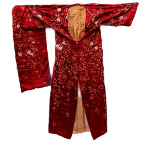 Red silk kimono with sash mid 20th century with floral decoration embroidered in relief. Far Eastern craftsmanship. State of preservation: good., Red silk kimono with sash mid 20th century with floral decoration embroidered in relief. Far Eastern craftsma