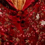 Red silk kimono with sash mid 20th century with floral decoration embroidered in relief. Far Eastern craftsmanship. State of preservation: good., Red silk kimono with sash mid 20th century with floral decoration embroidered in relief. Far Eastern craftsma