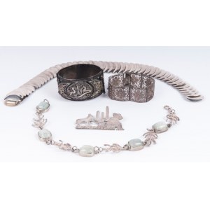 Lot of two bracelets, a brooch and a choker in silver 20th century title part 925/1000 part 800/1000, length of the necklace 45 cm for a total net weight of 295 gr. And a necklace in silver and hard stones weight gr. 81 gross for a length of 41 cm. State 