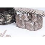 Lot of two bracelets, a brooch and a choker in silver 20th century title part 925/1000 part 800/1000, length of the necklace 45 cm for a total net weight of 295 gr. And a necklace in silver and hard stones weight gr. 81 gross for a length of 41 cm. State 