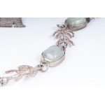 Lot of two bracelets, a brooch and a choker in silver 20th century title part 925/1000 part 800/1000, length of the necklace 45 cm for a total net weight of 295 gr. And a necklace in silver and hard stones weight gr. 81 gross for a length of 41 cm. State 