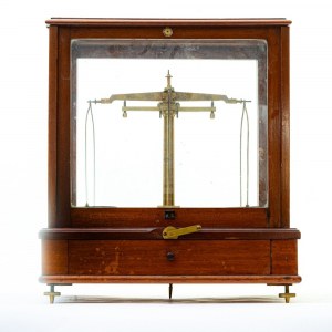 Pharmacy scale first half of the 20th century 43 x 38 x 23 cm within a cherry wood display case. Manufactured by Baird & Tatlock, London. State of preservation: good., Pharmacy scale first half of the 20th century 43 x 38 x 23 cm within a cherry wood