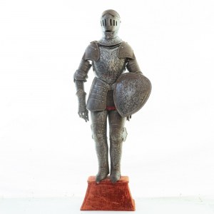 Scale model of armor late 19th early 20th century 78 x 34 x 10 cm in burnished iron, engraved parts, with oval shield. State of conservation: slight wear commensurate with use over time., Scale model of armor late 19th early 20th century 78 x 34 x 10 cm i