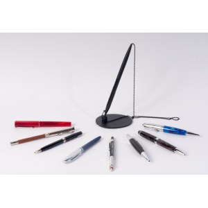 Lot of seven pens and two pencils: 6 ballpoint pens including a Parker, a Pelikan, a Dal Negro, a Faber Castell, a Bagutta and a Write Down desk pen in original boxes; a Delta fountain pen in original case with guarantee and two Faber Castell pencils Stat
