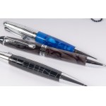 Lot of seven pens and two pencils: 6 ballpoint pens including a Parker, a Pelikan, a Dal Negro, a Faber Castell, a Bagutta and a Write Down desk pen in original boxes; a Delta fountain pen in original case with guarantee and two Faber Castell pencils Stat