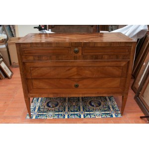 Three-drawer chest of drawers 19th century 93 x 118 x 53.5 cm in walnut and briar wood, rectangular in shape with four truncated conical legs. Decorated on the front, top and sides with geometric squares in fruit wood. State of preservation: good, minimal