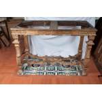 Carved and gilded wooden centre table 19th century 85 x 123 x 63 cm with plant motifs. Zoomorphic support foot connected to the base by a crossed motif. Breccia delle Alpi marble top. State of preservation: several points of the gilding have fallen off, C