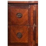Two-drawer chest of drawers first half of the 20th century 80 x 84 x 42 cm rectangular in shape with a projecting front and four sabre legs. In mahogany veneered wood. Geometric fruitwood finishes and central medallion on the front with line inlaid measur