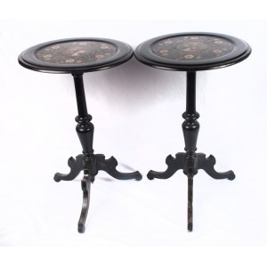Pair of sailing gueridons early 20th century 72 x 46 cm round top with effigy of male and female warriors, spindle-shaped shaft with central ring tapered towards the bottom, ending with three comma-shaped support feet. In black monochrome, the surfaces of