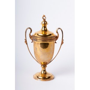 800/1000 vermeil silver cup second half of the 20th century 22 x 7.2 cm Handle grips with flower insert and cover with curled grip. Gr 337, Italian hallmark partly erased, difficult to read. Condition: good, minimal wear related to use over time, 800/1000