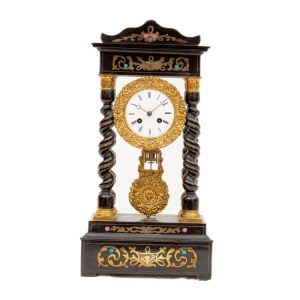 Table clock, second half of the 19th century 49 x 25 x 13.5 cm temple-shaped, in ebonized wood, with four twisted columns and brass fittings. Machine with steel plate suspension and pendulum regulator. White enamel dial with circular Roman numerals and tw