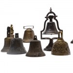 Collection of eight bells 18th/20th century in different shapes and sizes in bronze. State of preservation: one detached clapper., Collection of eight bells 18th/20th century in different shapes and sizes in bronze. State of preservation: one detached cla