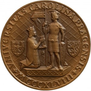 Prádler J., Charles University b.l., Charles IV. presents the founding charter, b.l. To St. Wenceslas, Latin copy / in a circle crowned lion on the left Signed by Jiří Prádler 59, Bronze 70mm 50 mm