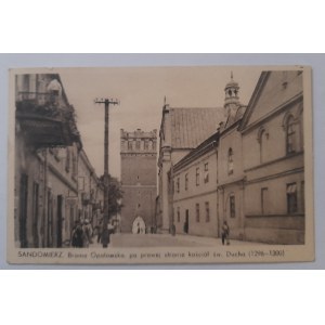 Sandomierz.Brama Opatowska po prawej stronie kościół św.Ducha ( 1296-1300)