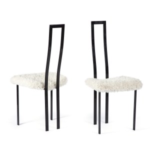 Maurizio Cattelan (nar. 1960) Cattelan Italia, Pár stoličiek, 80. roky 20. storočia.