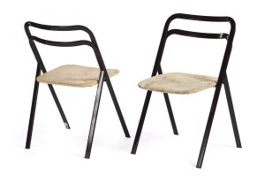 Maurizio Cattelan (nar. 1960) Cidue, Taliansko, Pár skladacích stoličiek, 70. roky 20. storočia.