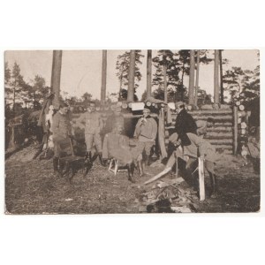 WOJSKO Józef PIŁSUDSKI - J. Piłsudski przed swą kwaterą w ziemiance w otoczeniu sztabu