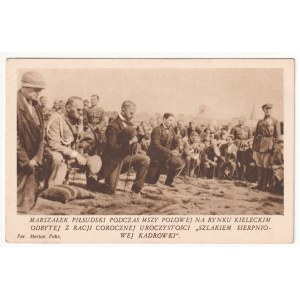 Jozef Pilsudski - Le maréchal Pilsudski lors d'une messe de campagne sur la place du marché de Kielce