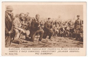 Jozef Pilsudski - Maršál Pilsudski během polní mše na náměstí v Kielcích